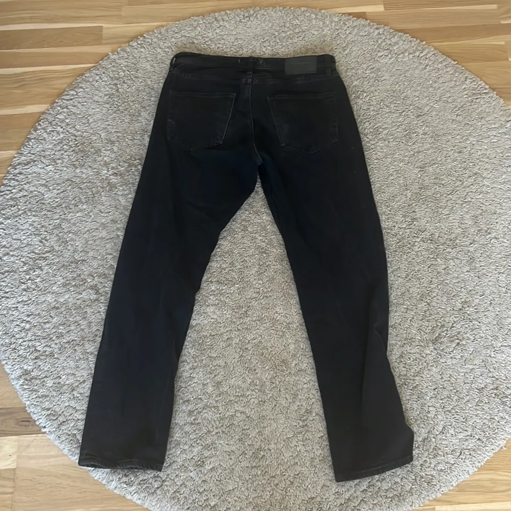 Säljer ett par svarta jeans i modellen Loose Chris. . Farkut & Housut.