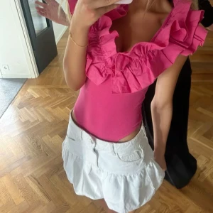 Vit volang kjol - Säljer min super snygga och eftertraktade vita volangkjol från Zara som inte säljs, skriv vid funderingar💌💌💌