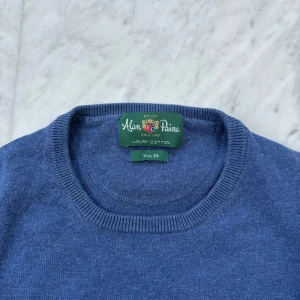 Blå tröja från Alan Paine - Säljer en stilren blå tröja från Alan Paine i lyxig bomull och kashmir . Tröjan har en klassisk rund hals och långa ärmar med ribbade muddar. Perfekt för en elegant och avslappnad stil. 