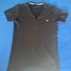 En svart armani tröja dam - Storlek S, hade passat bra med många outfits och plus att den är äkta, priset går såklart o diskuteras o kan ge ett väldigt bra pris