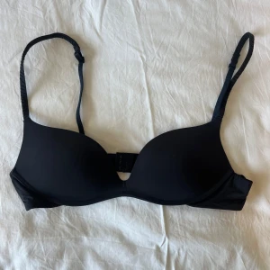 Intimissimi bh  - Säljer denna svarta intimissimi bh med push up. Är lite osäker på storleken då jag klippt bort lappen men är ganska säker på at det är 75B.