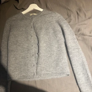 Grå stickad kofta (Gina) - Grå stickad kofta från ginatricot, koftan är aldrig använd endast testad, koftan är i storlek XS