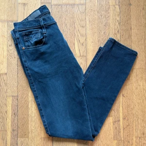 Replay Anbass Jeans - Svarta Replay Anbass jeans i ett mycket bra skick! // Storlek: W32 L32 // Hör av er vid frågor! 🌟