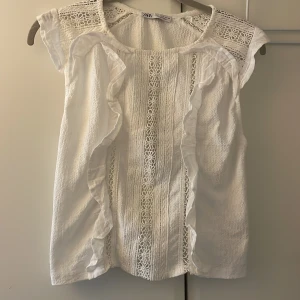 Topp från Zara - Vit topp med volanger och spets/mönster från zara