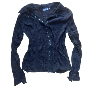 Svart blus paljettdetaljer y2k vintage fest - Skjorta med paljetter. Knappar där fram. Strl XL på lapp men mer en S-M i storlek. 