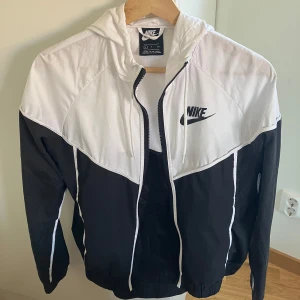 Svartvit vindjacka från Nike - Bra skick!