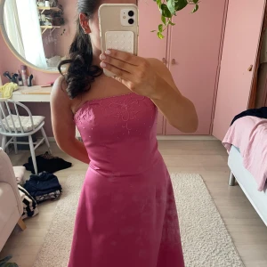 Rosa balklänning - Jag köpte denna på Sellpy men har aldrig använt den, passar storlek S-M då man kan justera den i bak. Man kan ha den offshoulder eller men axelband🌸🫶