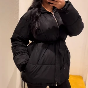 Svart puffet jacket - En puffet jacka från Nelly, säljs ej längre. Kommer med ett band som knyts. storlek XXS