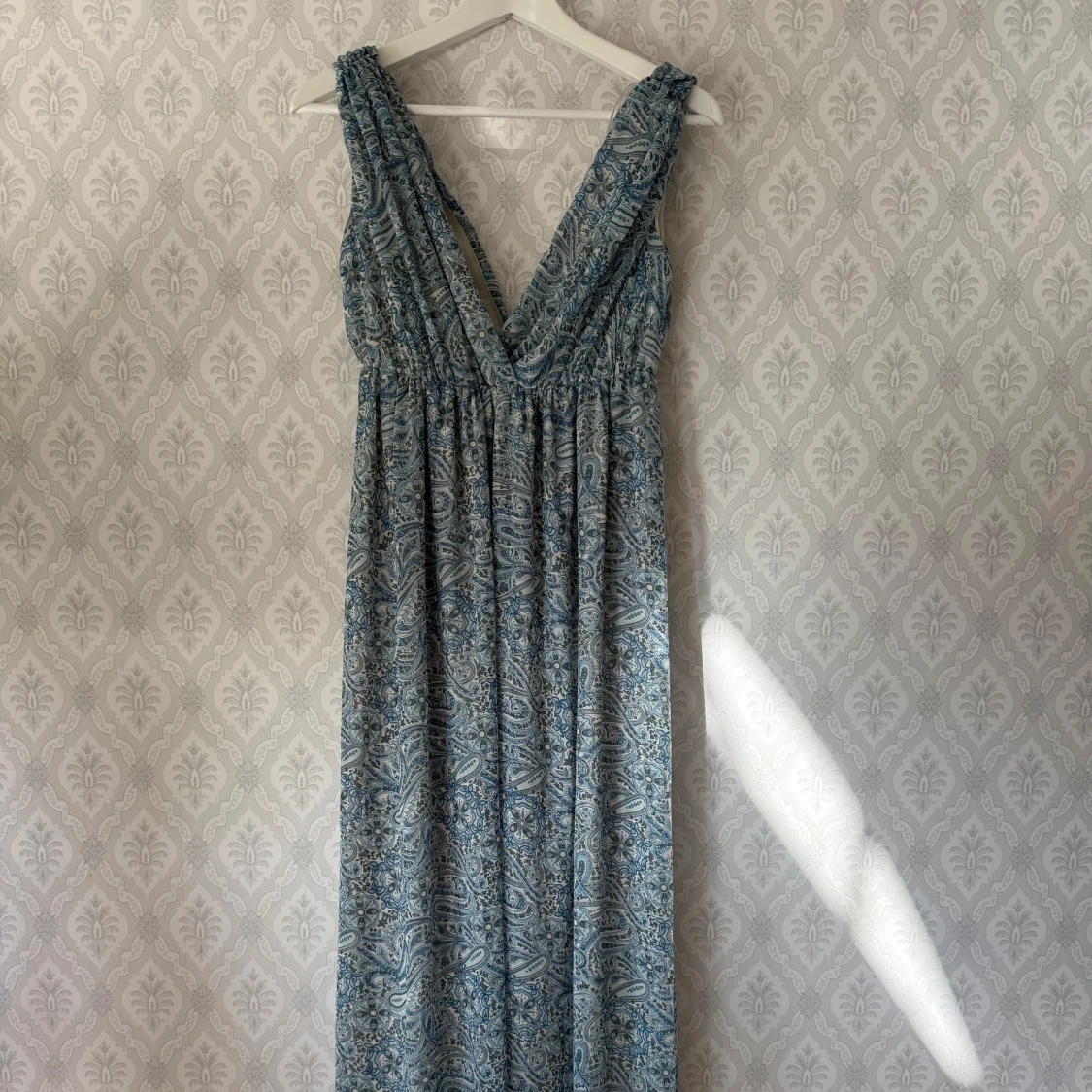 Blå mönstrad långklänning från H&M