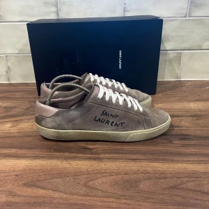 Saint Laurent Skor Mocka  - Saint Laurent Skot | Skicket är 9/10 - Storlek 41,5(Passar till 43) - Nypris 6399kr - Vårt pris 3199kr, skorna är i väldigt bra skick, i princip nya endast att mockan är lite sliten på vissa ställen. Det ingår box med skorna, och skorna är såklart äkta. Tveka inte vid att ställa frågor, pris kan diskuteras!