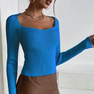 Blå ribbad tröja - Snygg blå ribbad tröja med långärmad design och en unik fyrkantig halsringning. Perfekt för att ge en färgklick till din outfit. Passar bra till både jeans och kjol.