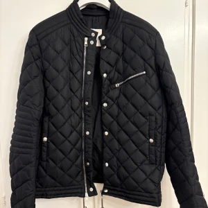 Moncler jacka - Moncler Fred Giubbotto jacka. Mycket sällsynt jacka i size 5 men sitter som size 4