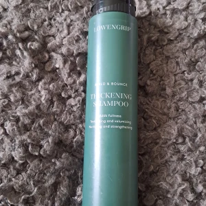 Thickening Shampoo från Löwengrip - Säljer en flaska Thickening Shampoo från Löwengrip. Denna veganska formula ger volym och textur till håret samtidigt som den vårdar och stärker. Perfekt för alla hårtyper och tillverkad i Sverige.