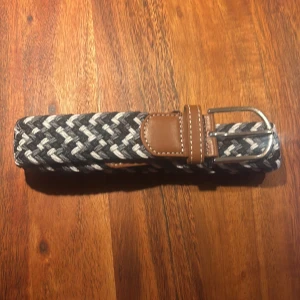 Flätatbälte ⬜️⬛️ - Säljer ett flätat bälte | färg svart, vit och grå | skick 10/10 | bara att skriva för eventuella frågor | 😃
