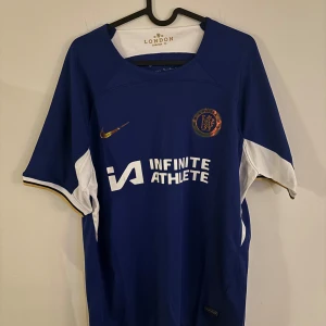 Chelsea Hemmatröja - Hej, säljer denna snygga Chelsea tröjan i Storlek XL. Den passar även storlek L. Använd max 3 gånger och i nyskick. 