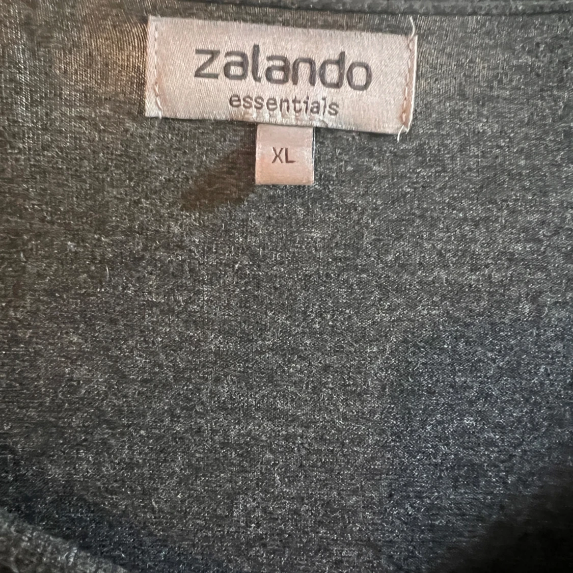Mörkgrå klänning från Zalando Essentials - 1
