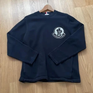 Moncler tröja  - Säljer nu en riktigt sjysst Moncler tröja i strl XL. Självklart äkta hör av er om ni vill ha mer bilder!