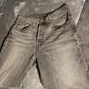 Levi’s 501 Skinny Fit - Säljer ett par Levi’s 501 Skinny Fit i storleken S. Varan är i mycket bra skick och därmed väl omhändertagen. Tveka inte att höra av dig om du har några frågor. Pris går att diskuteras