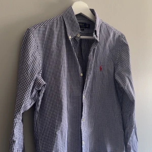 Rutig skjorta från Polo Ralph Lauren - Säljer en blå rutig skjorta från Ralph lauren, perfekt till sommaren😊.  Storlek xs men passar s också skulle jag säga. 