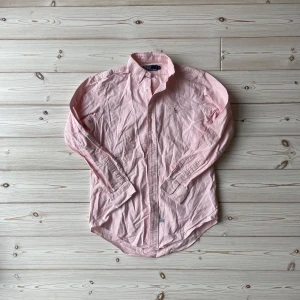 Ralph lauren skjorta - Säljer nu denna feta Ralph lauren skjortan i riktigt bra skick, perfekt nu till sommaren. Storlek: L. Nypris: 1999kr. Mitt pris: 399kr. Skriv vid frågor eller för fler bilder! 🤩
