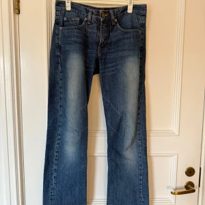 Blå jeansbyxor från Tommy Hilfiger Denim - Lowwaist bootcut jeans från Tommy Hilfigher! Superfin mörkblå färg och kvalitet. Mått: midjajebredd: 40cm, 97cm längd