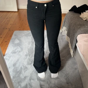Manchester byxor  - Svarta bootcut Manchester byxor från hunkydory. Använda kanske 2 gånger så i bra skick. 