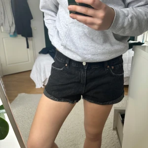 Svarta jeansshorts med fransig kant - Assnygga svarta jeansshorts