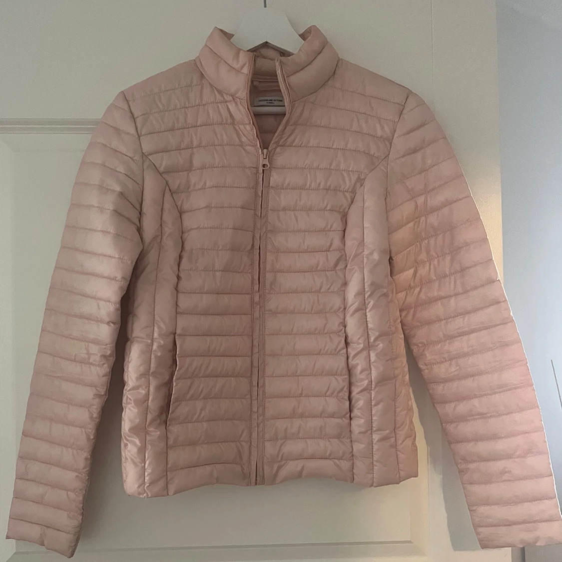 Ljusrosa pufferjacka från Jacqueline de Yong