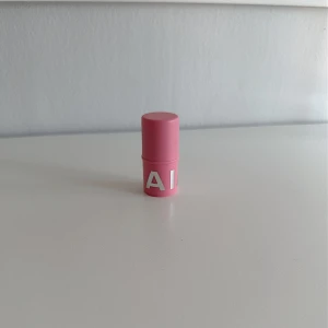 CAIA Blush-Stick 🩷 - CAIAs Blush-Stick i färgen ”SWEET CRAVING”. Kommer aldrig kommer till användning! Nypris 225kr! FÖRST TILL KVARN!🩷(BUNDLERABATT VID KÖP AV FLER ARTIKLAR!)