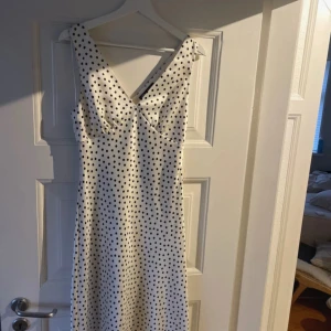 SÖKER - SÖÖÖÖKER!!! lång prickig klänning från zara i storlek xs elelr s, helst i mycket bra skick