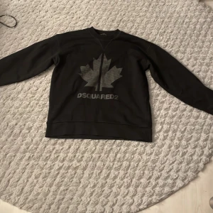 Svart sweatshirt från Dsquared2 - Tjock tröja från daquared2 skönt material, tröjan är för 14 år men passar som s
