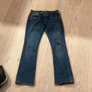 Blå bootcut jeans från LTB - Säljer dessa blå jeans från LTB i model valerie💕säljer för att de inte kommer till användning💕skriv privat för fler bilder🩷