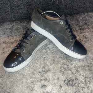 Lanvins - Lanvins!! | Säljer dessa super snygga lanvins 💫 | Skorna är i strl 43 och är med glans| Skorna är 6/10 skick, har defekter i insidan av skon samt sulan 🌟| Nypris - ca 4000 sek | Har fräschat upp skorna med en vit kräm på sulan | Pris kan diskuteras vid snabb affär!! 💸 | För flera bilder eller frågor så är det bara att kontakta mig 📩