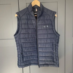 Hugo boss väst  - As fet Hugo boss väst köpt för 2500 men är inte till användning längre, Vi säljer den för 649 men pris går att diskutera, Varan är i topp skick och är storlek S