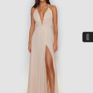 Bal klänning - Säljer denna super fina klänningen ifrån Ivory field i storlek S/M. Den är endast använd en gång så väldigt fint skick, köptes för 1899 kr och säljer för 1200 kr! 💕