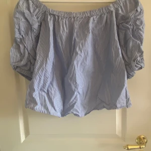 Off shoulder tröja  - Randig blå och vit off shoulder tröja från h&m perfekt till sommaren 