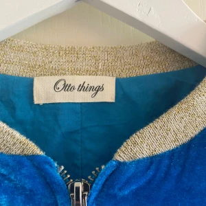 Vårjacka  - Blå med guldiga stjärnor  Från Otto things, designer i Stockholm  Nypris var 1999kr