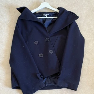 Kappa från design by si  - Jätte fin design by si kappa, som är i färgen navy orginal💘💙  köpt för 757kr! Går att diskutera pris vid snabb affär💕