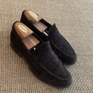 Bruna mockaloafers - Snygga bruna loafers i mocka med klassisk design. Perfekta för en stilren look. Skorna har en rund tå och är utan snörning och kommer från myrqvist nypris 2999