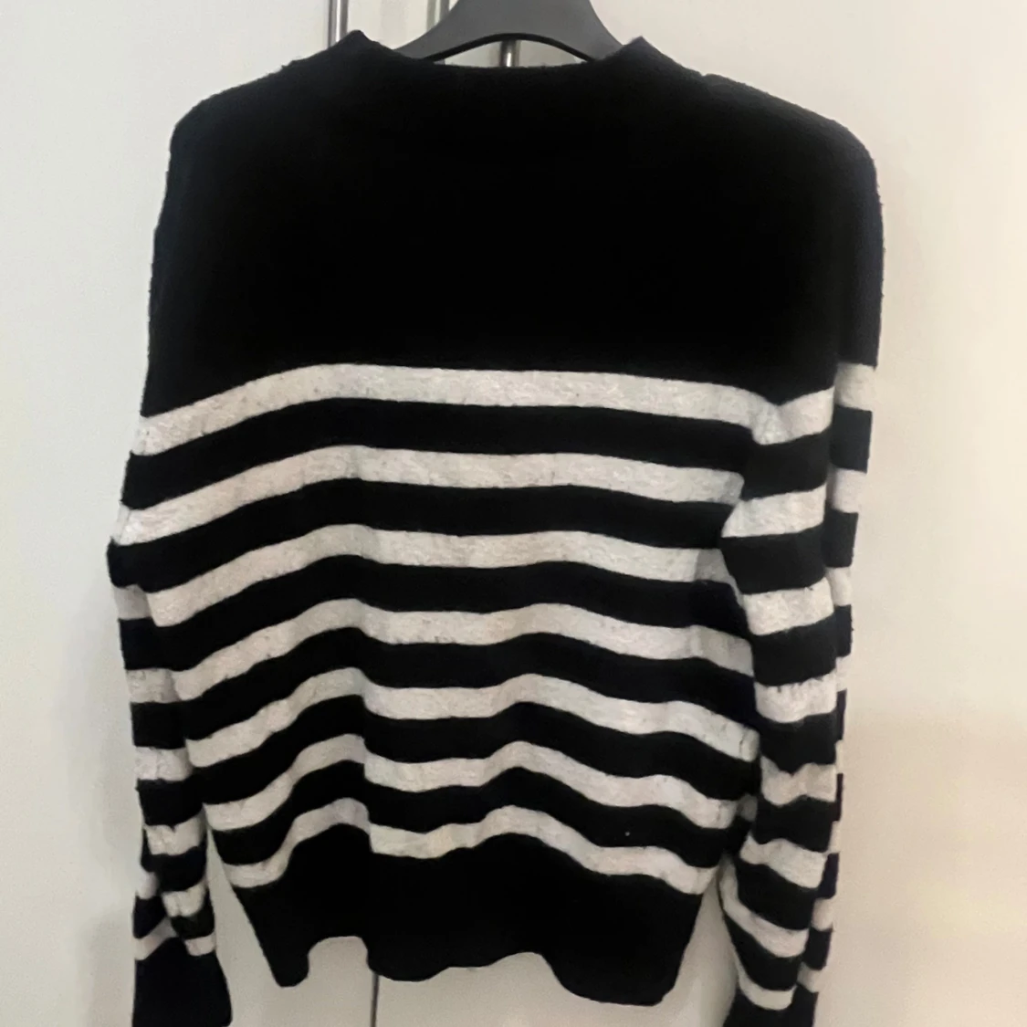 Svart och vit randig tröja - 1