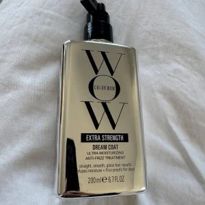 Color Wow Dream Coat Extra Strength - Color Wow Dream Coat Extra Strength är en ultra-fuktgivande anti-frizz behandling. Den ger rakt, slätt och glansigt hår och skyddar mot fukt och frizz i flera dagar. Flaskan innehåller 200 ml, aldrig använd!
