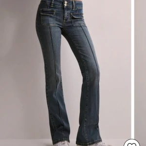Blå bootcut jeans - Såå snygga blå lågmidjade bootcutjeans🔥Säljer då de inte passar längre. Hör av er vid fler frågor!🥰