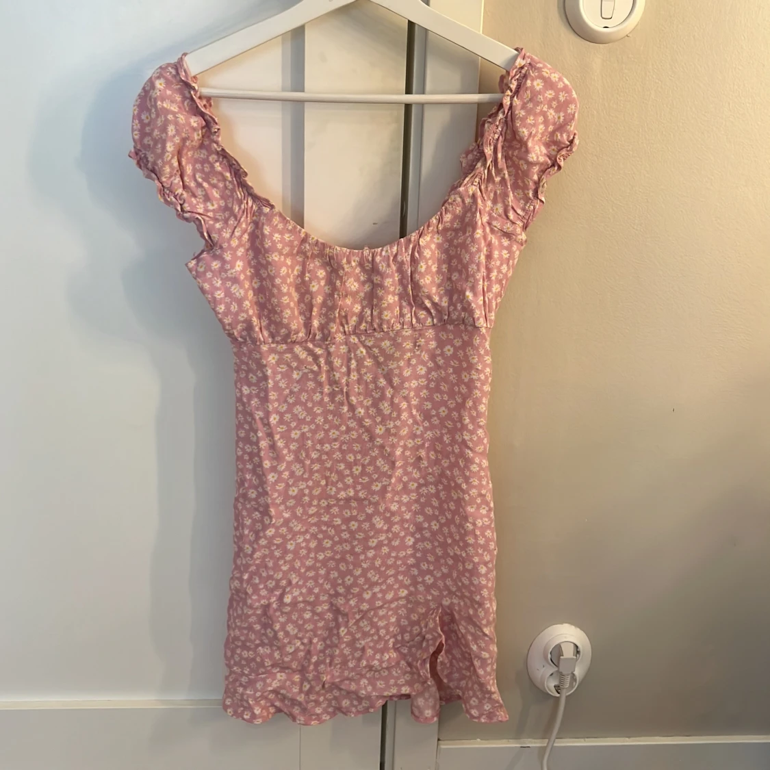 Rosa blommig kortklänning Pull&Bear