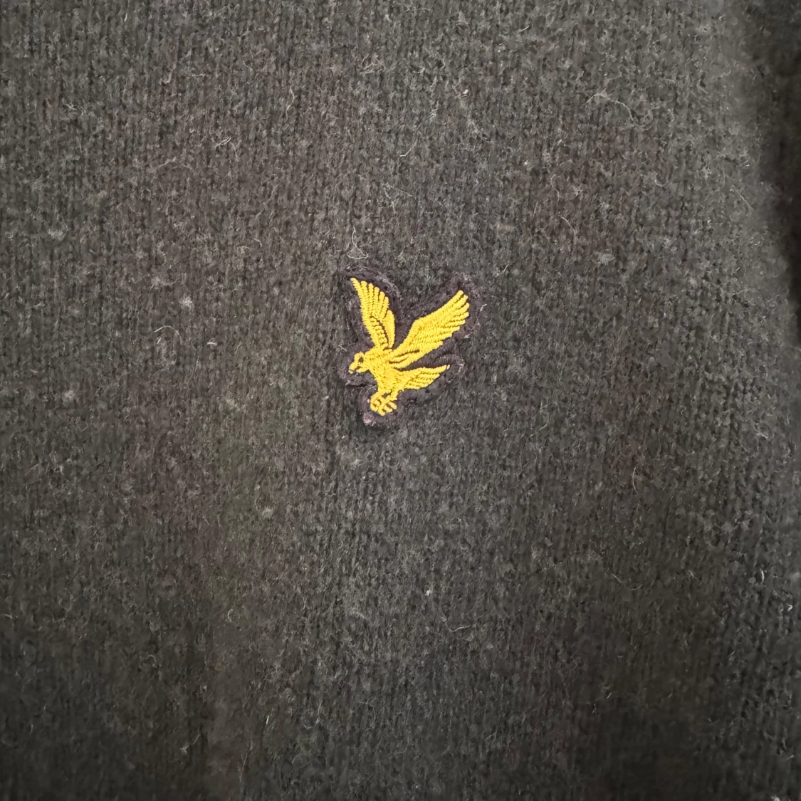 Mörkgrön stickad tröja från Lyle & Scott - 2