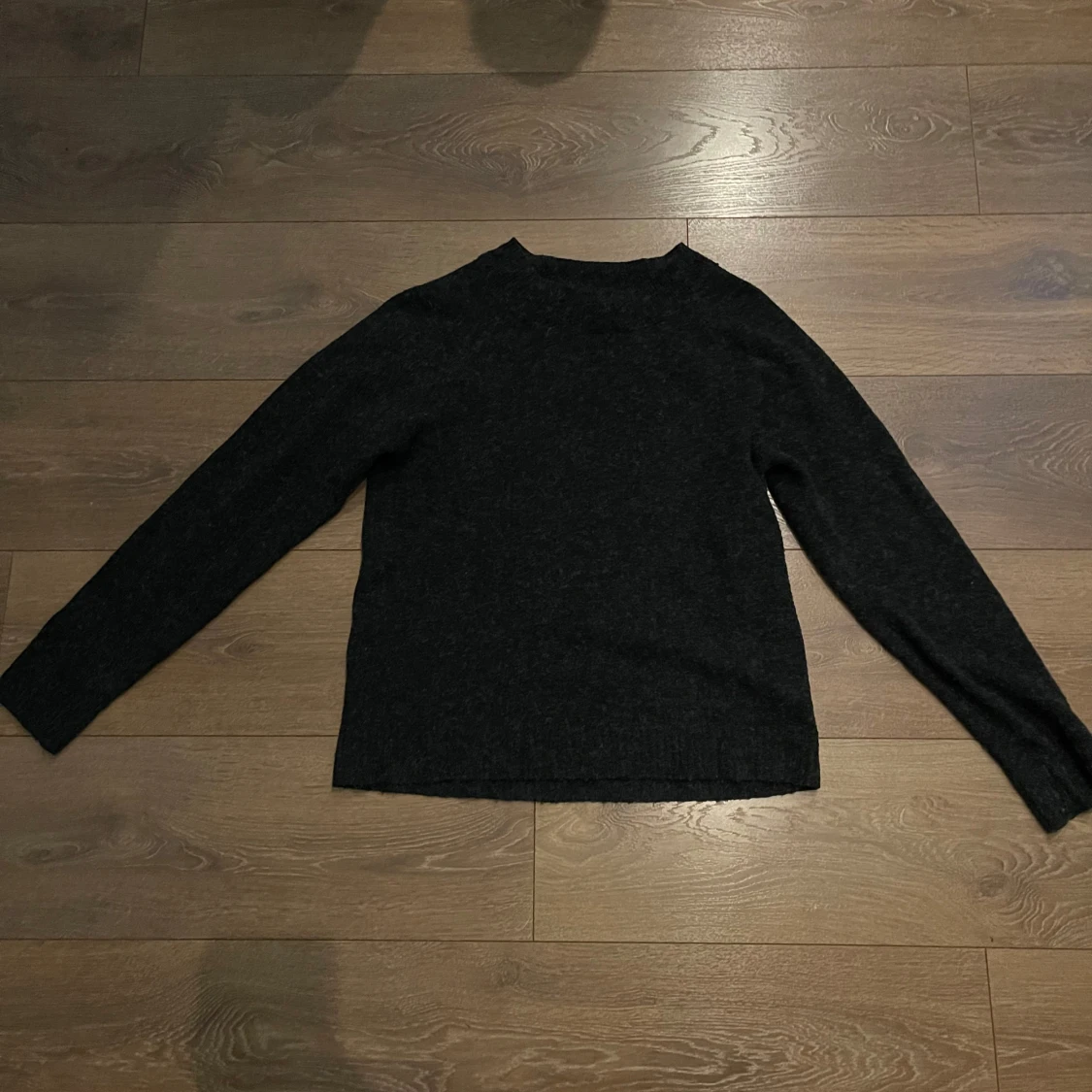 Mörkgrå/svart stickad tröja från Vero Moda