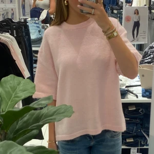 Ljusrosa stickad tröja med kort ärm från Gina Tricot - Superfin ljusrosa stickad tröja med korta ärmar och avslappnad passform. Tröjan har rund halsringning och ribbade kanter vid ärmslut och nederkant. Perfekt för dig som gillar en söt och enkel stil. Säljer då den inte kommer till användning! Skriv för fler bilder eller frågor 