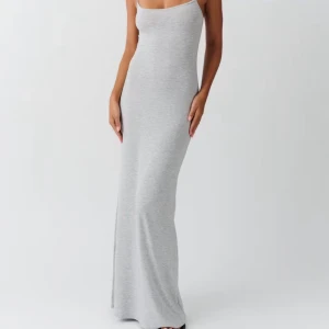 Grå långklänning från Gina Tricot - Supersnygg grå långklänning från Gina Tricot i mjukt och stretchigt material.