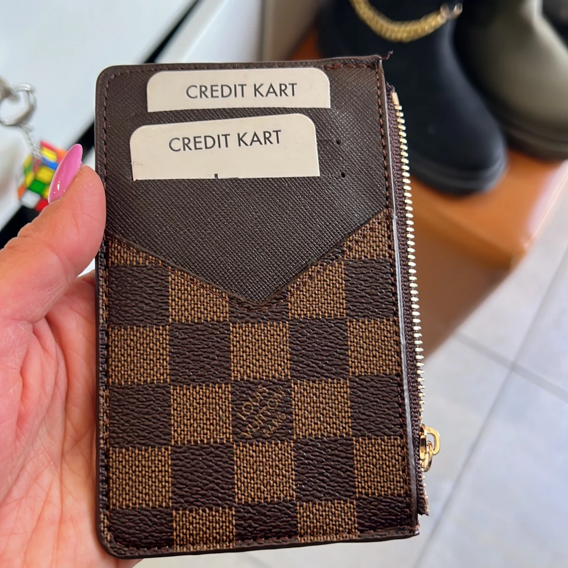 Bruna kort hållare