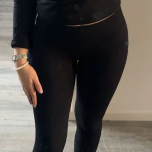 DFYNE impact leggings  - Säljer nu mina super snygga DFYNE impact leggings Super bra kvalité och sköna  Både bra för träning men även vardag  Litet stygn streck på framsidan (inget som syns så mycket) kolla sista bilden Storlek S