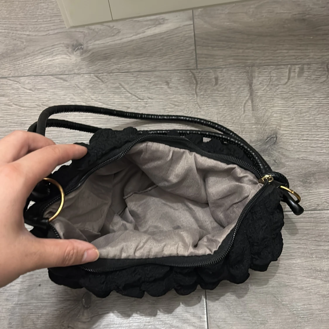 Svart quiltad axelväska med knutdetalj - 2